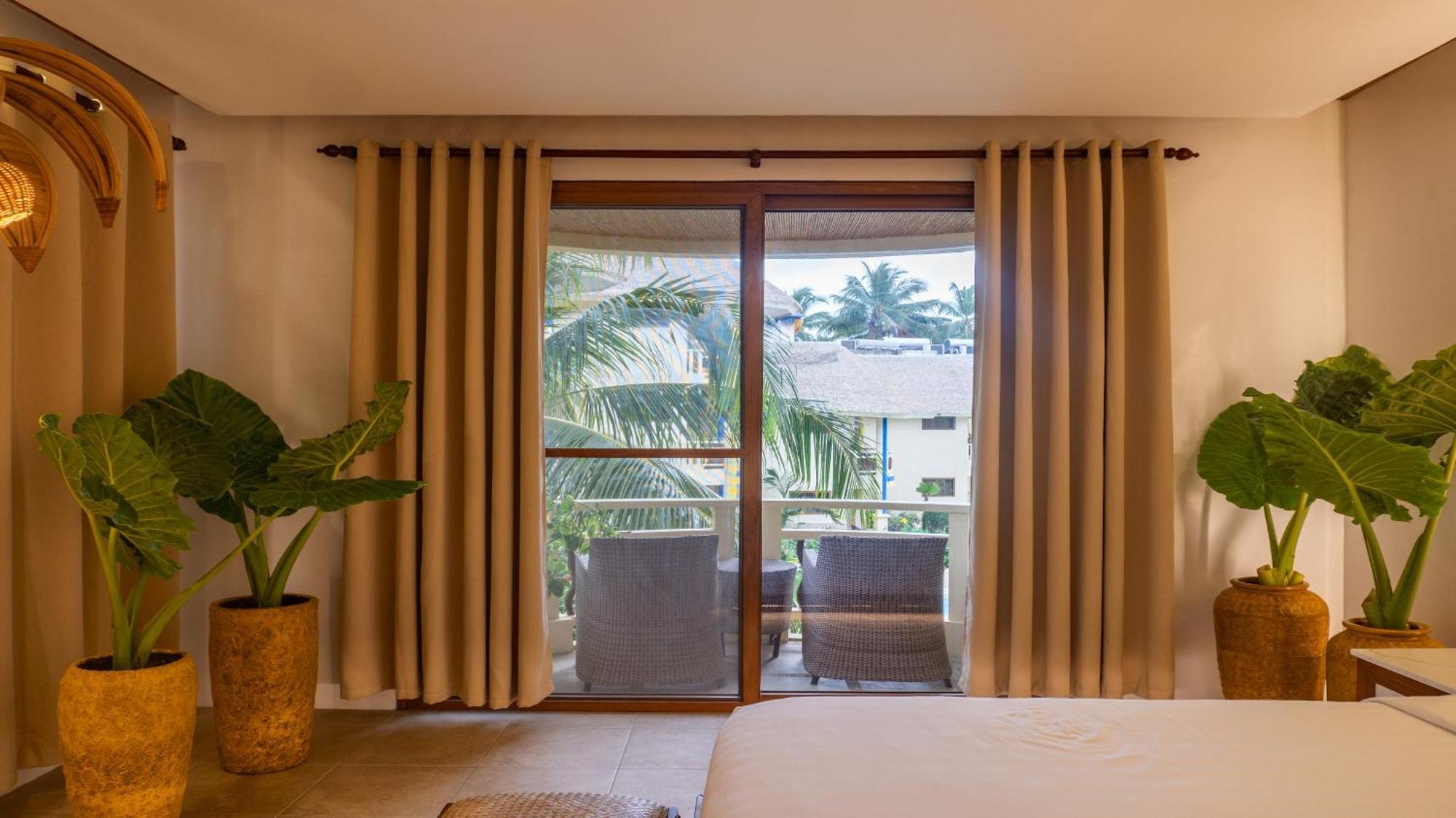 Ambassador In Paradise Balabag (Boracay) Exterior foto A sliding door